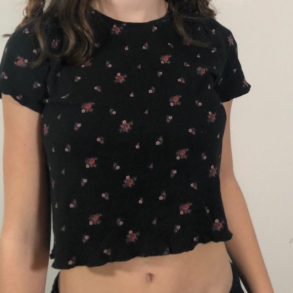 black floral lettuce hem crop top shirt S